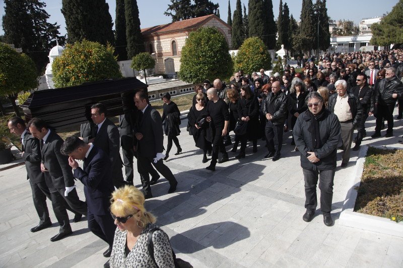 Φίλοι, συγγενείς και πλήθος κόσμου στο τελευταίο αντίο στον Δημήτρη Μυταρά [εικόνες] | iefimerida.gr 11