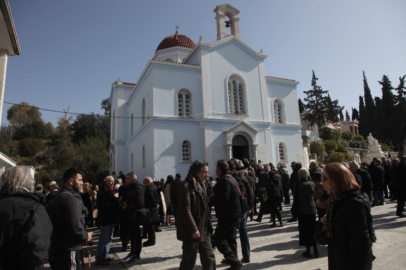 Φίλοι, συγγενείς και πλήθος κόσμου στο τελευταίο αντίο στον Δημήτρη Μυταρά [εικόνες] | iefimerida.gr 1
