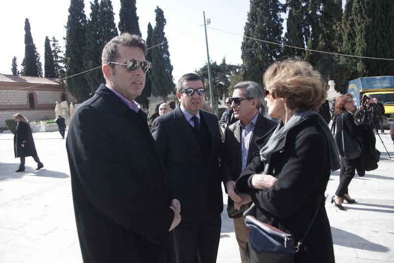 Φίλοι, συγγενείς και πλήθος κόσμου στο τελευταίο αντίο στον Δημήτρη Μυταρά [εικόνες] | iefimerida.gr 3