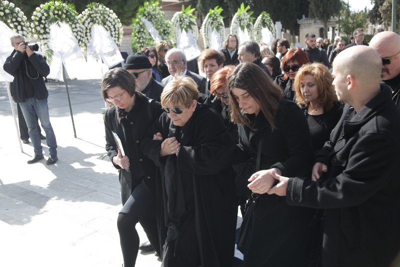 Φίλοι, συγγενείς και πλήθος κόσμου στο τελευταίο αντίο στον Δημήτρη Μυταρά [εικόνες] | iefimerida.gr 2