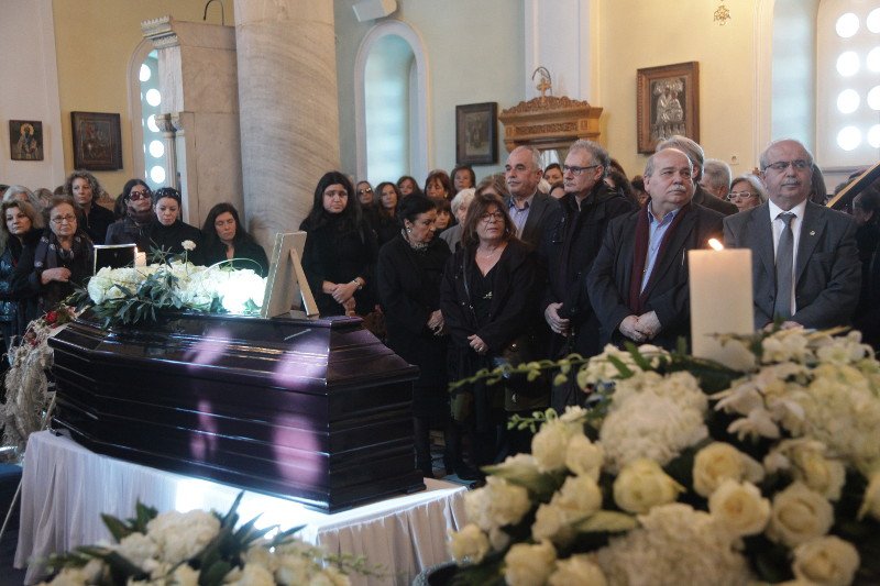 Φίλοι, συγγενείς και πλήθος κόσμου στο τελευταίο αντίο στον Δημήτρη Μυταρά [εικόνες] | iefimerida.gr 0