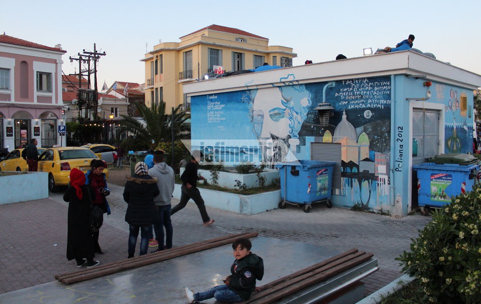 Προς επιχείρηση της ΕΛ.ΑΣ. στην πλατεία Σαπφούς στη Μυτιλήνη για απομάκρυνση των μεταναστών [εικόνες] | iefimerida.gr 5