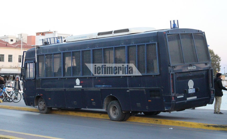 Προς επιχείρηση της ΕΛ.ΑΣ. στην πλατεία Σαπφούς στη Μυτιλήνη για απομάκρυνση των μεταναστών [εικόνες] | iefimerida.gr 4