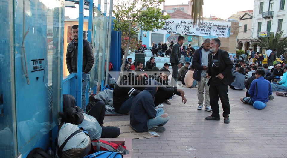 Προς επιχείρηση της ΕΛ.ΑΣ. στην πλατεία Σαπφούς στη Μυτιλήνη για απομάκρυνση των μεταναστών [εικόνες] | iefimerida.gr 3