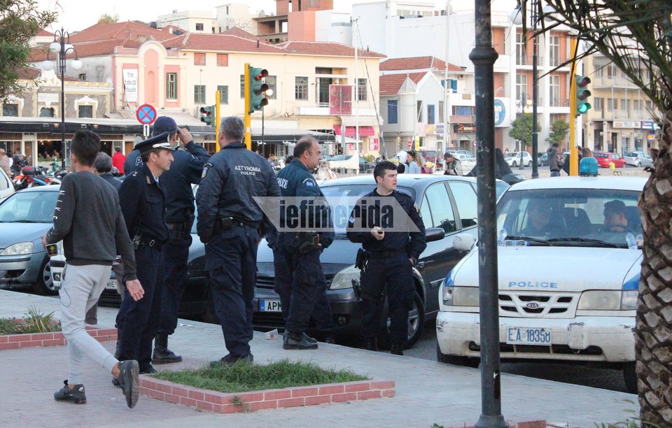 Προς επιχείρηση της ΕΛ.ΑΣ. στην πλατεία Σαπφούς στη Μυτιλήνη για απομάκρυνση των μεταναστών [εικόνες] | iefimerida.gr 2