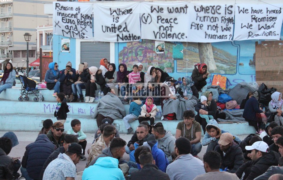 Προς επιχείρηση της ΕΛ.ΑΣ. στην πλατεία Σαπφούς στη Μυτιλήνη για απομάκρυνση των μεταναστών [εικόνες] | iefimerida.gr 1