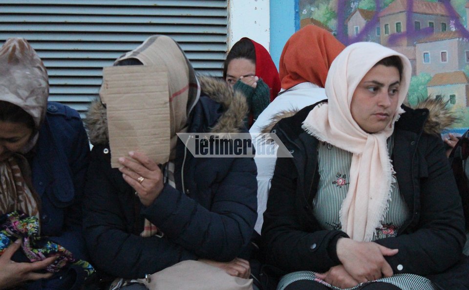 Προς επιχείρηση της ΕΛ.ΑΣ. στην πλατεία Σαπφούς στη Μυτιλήνη για απομάκρυνση των μεταναστών [εικόνες] | iefimerida.gr 0