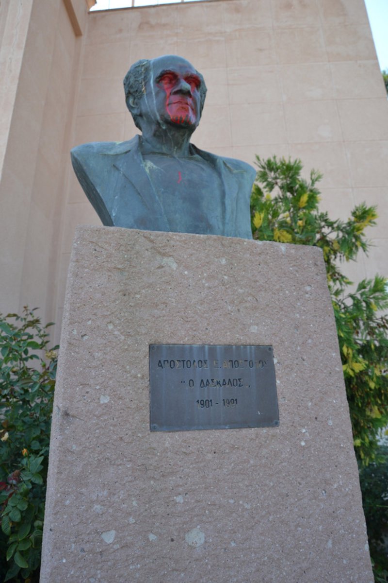 Βανδάλισαν την προτομή του ιστορικού δημάρχου Μυτιλήνης [εικόνες] | iefimerida.gr 1