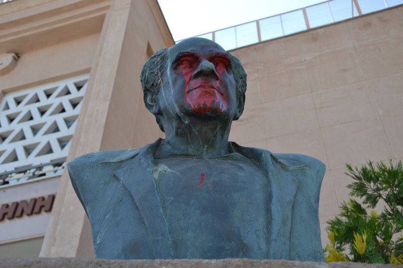 Βανδάλισαν την προτομή του ιστορικού δημάρχου Μυτιλήνης [εικόνες] | iefimerida.gr 0