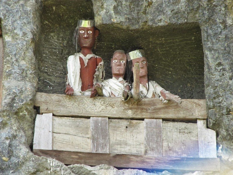 Νεκρά βρέφη σε κουφάλες δέντρων και ζόμπι που περιφέρονται στο χωριό - Ενα παράξενο θρησκευτικό έθιμο [εικόνες]  | iefimerida.gr 5