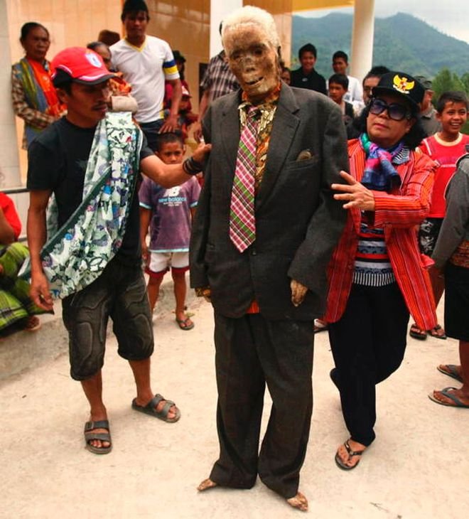 Νεκρά βρέφη σε κουφάλες δέντρων και ζόμπι που περιφέρονται στο χωριό - Ενα παράξενο θρησκευτικό έθιμο [εικόνες]  | iefimerida.gr 3