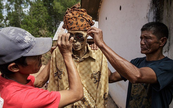  Τα ζόμπι της Ινδονησίας: Ενα ανατριχιαστικό τελετουργικό αιώνων που «ζωντανεύει» τους νεκρούς [εικόνες]  | iefimerida.gr 0