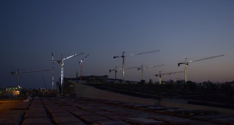 Δέκα γιγαντιαίοι γερανοί στο Φάληρο χόρεψαν φωτισμένοι το βράδυ της Τετάρτης. Αλήθεια! [εικόνες & βίντεο] | iefimerida.gr 2