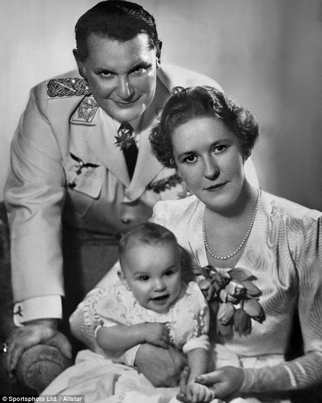 Πως εκπαιδεύονταν οι τέλειες νύφες για τους ναζί - «Ορκίζομαι αφοσίωση στον Χίτλερ, τον Χίμλερ και την ναζιστική ανωτερότητα μέχρι τη μέρα του θανάτου μου» [εικόνες] | iefimerida.gr 1