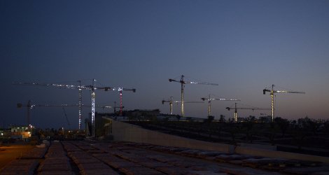 Δέκα γιγαντιαίοι γερανοί στο Φάληρο χόρεψαν φωτισμένοι το βράδυ της Τετάρτης. Αλήθεια! [εικόνες & βίντεο] | iefimerida.gr 1