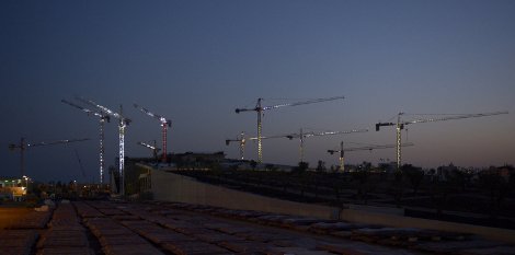 Δέκα γιγαντιαίοι γερανοί στο Φάληρο χόρεψαν φωτισμένοι το βράδυ της Τετάρτης. Αλήθεια! [εικόνες & βίντεο] | iefimerida.gr 0