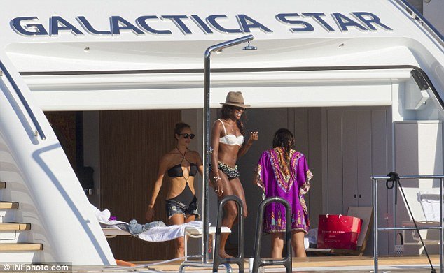 Ναόμι Κάμπελ και Στέισι Κίμπλερ «ξεπερνούν» τους χωρισμούς τους πάνω στο γιοτ του Καβάλι [εικόνες] | iefimerida.gr 6