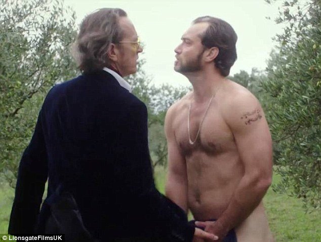 Η ... πίσω όψη του Τζουντ Λο-Ο ηθοποιός αποκαλύπτει «απόκρυφες» πλευρές του ταλέντου του στην τελευταία του ταινία [βίντεο + εικόνες] | iefimerida.gr 1