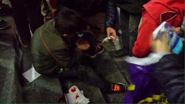 Κατακραυγή: Διευθυντής των Burger King ξυλοκόπησε πεινασμένο αγοράκι | iefimerida.gr 2