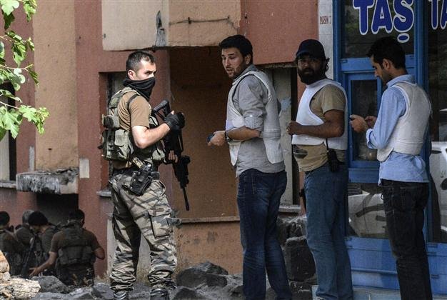 Χαμός στην Τουρκία: Τρεις νεκροί μετά τις εκλογές-Παραιτήθηκε ο Νταβούτογλου | iefimerida.gr 0