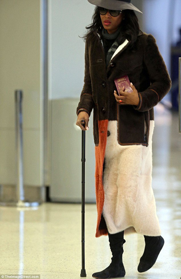  Ανησυχία για την Ναόμι Κάμπελ: Κυκλοφορεί με μπαστούνι [εικόνες]  | iefimerida.gr 1