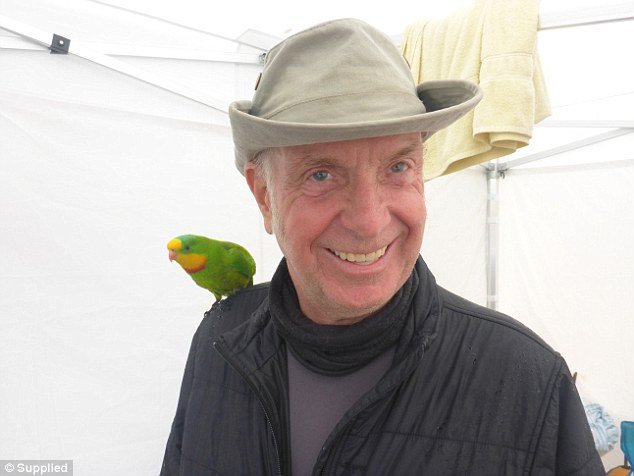 Σύγχρονος ναυαγός – Εγραψε «βοήθεια» στην άμμο και σώθηκε [εικόνες]  | iefimerida.gr 1