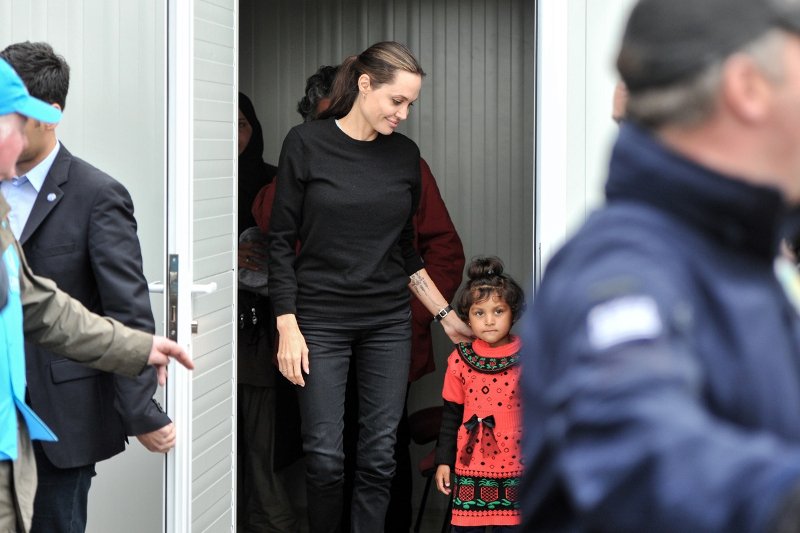 Η οικογένεια προσφύγων που συνάντησε η Τζολί στον Πειραιά -Τι συζήτησε μαζί τους [εικόνες] | iefimerida.gr 0