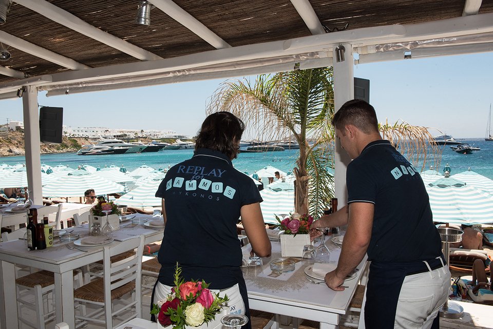 Το Nammos Mykonos ντύνεται REPLAY | iefimerida.gr 2