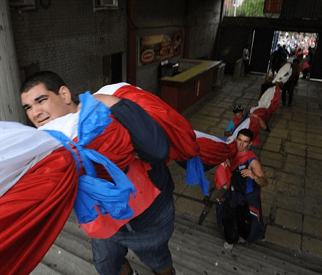 Αυτό είναι το μεγαλύτερο ποδοσφαιρικό πανό στον κόσμο [εικόνες&βίντεο] | iefimerida.gr 4