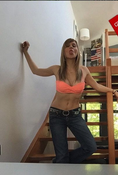 Ανανεωμένη η Νάντια Μπουλέ -Με ροκ χτένισμα και κοιλιά-φέτες [εικόνες] | iefimerida.gr 0