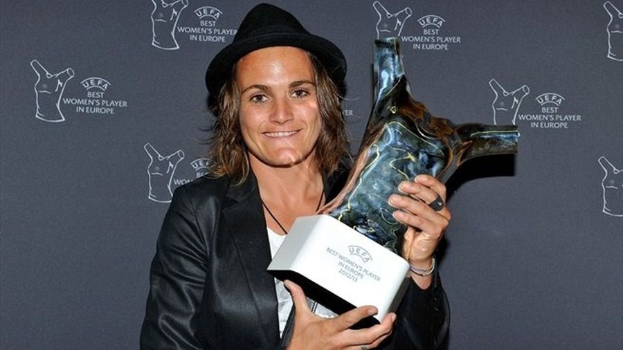 Αυτή είναι ο θηλυκός Ρονάλντο -Το αγοροκόριτσο με την τραγιάσκα που κέρδισε τη «χρυσή μπάλα» [εικόνες]  | iefimerida.gr 0