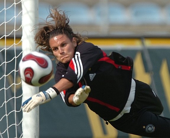 Αυτή είναι ο θηλυκός Ρονάλντο -Το αγοροκόριτσο με την τραγιάσκα που κέρδισε τη «χρυσή μπάλα» [εικόνες]  | iefimerida.gr 1