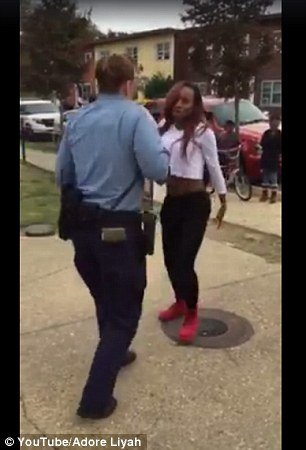 Η αστυνομικός που άρχισε το χορό στη μέση του δρόμου και ενθουσίασε ακόμη και τον Ομπάμα [βίντεο] | iefimerida.gr 0