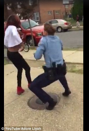 Η αστυνομικός που άρχισε το χορό στη μέση του δρόμου και ενθουσίασε ακόμη και τον Ομπάμα [βίντεο] | iefimerida.gr 1