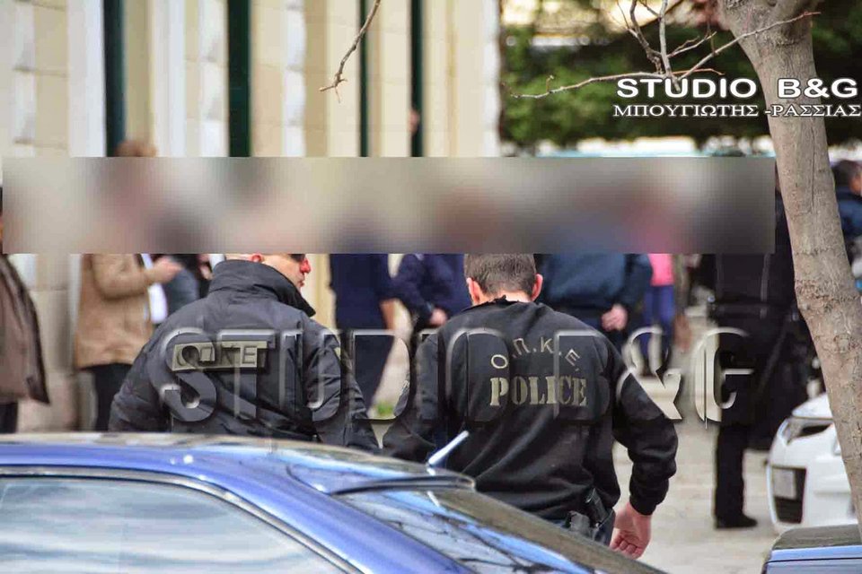 Ρομά έσπασαν στο ξύλο αστυνομικούς επειδή δεν τους άρεσε η δικαστική απόφαση [εικόνες & βίντεο] | iefimerida.gr 3