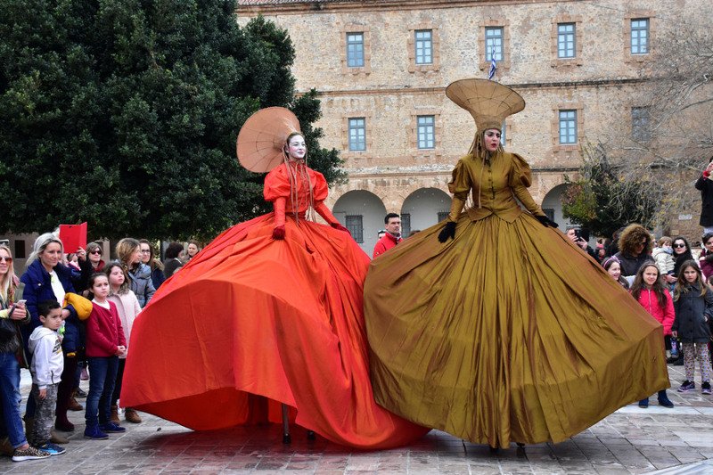 Με αρλεκίνους και ξυλοπόδαρους άνοιξε το Τριώδιο στο Ναύπλιο -Γιορτή με βενετσιάνικο «χρώμα» [εικόνες & βίντεο] | iefimerida.gr 0