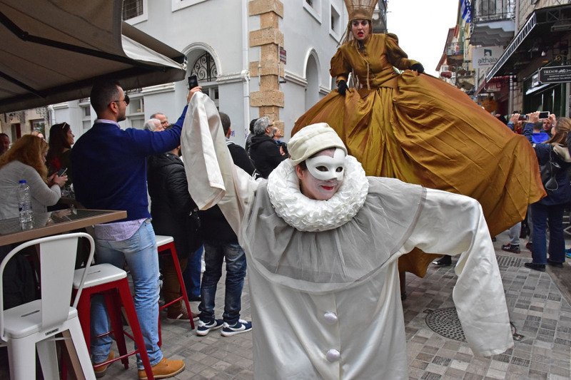Με αρλεκίνους και ξυλοπόδαρους άνοιξε το Τριώδιο στο Ναύπλιο -Γιορτή με βενετσιάνικο «χρώμα» [εικόνες & βίντεο] | iefimerida.gr 4