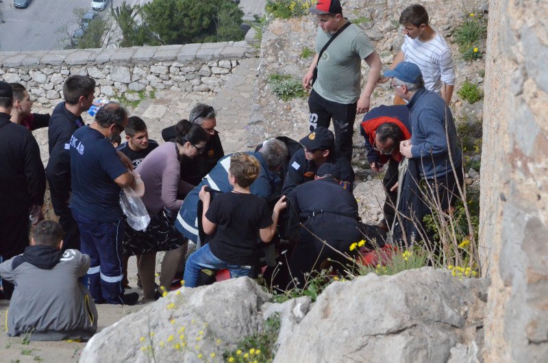 Μαθήτρια έπεσε στα σκαλιά του Παλαμηδίου -Χτύπησε σοβαρά στο κεφάλι [εικόνες & βίντεο] | iefimerida.gr 3