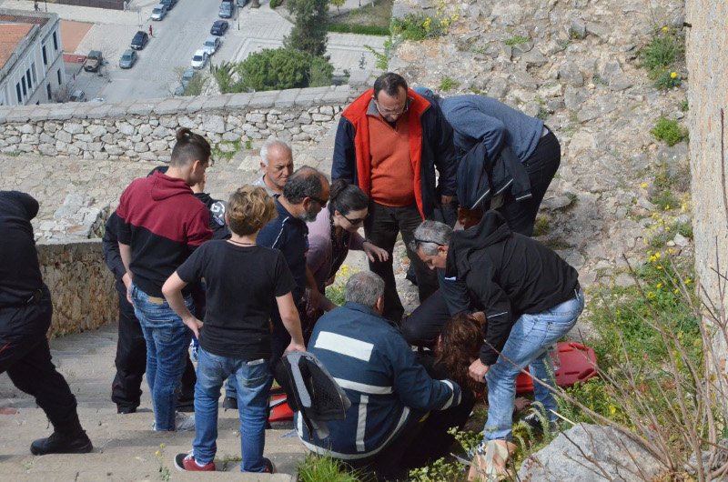 Μαθήτρια έπεσε στα σκαλιά του Παλαμηδίου -Χτύπησε σοβαρά στο κεφάλι [εικόνες & βίντεο] | iefimerida.gr 2