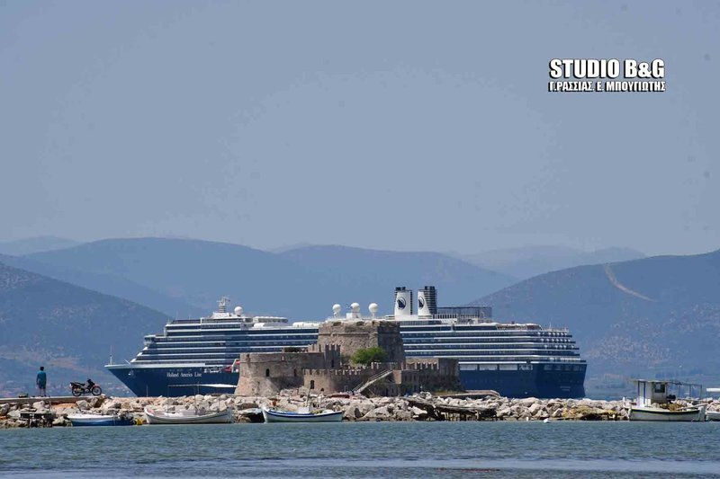 Oosterdam: Το πλωτό «παλάτι» που έφτασε στο Ναύπλιο  [εικόνες] | iefimerida.gr 2