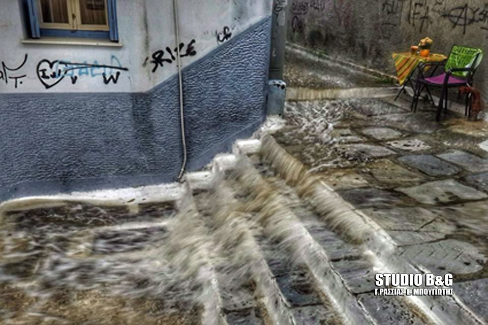 Η νεροποντή στο Ναύπλιο μετέτρεψε τα σκαλιά σε χείμαρρο [εικόνες & βίντεο] | iefimerida.gr 1