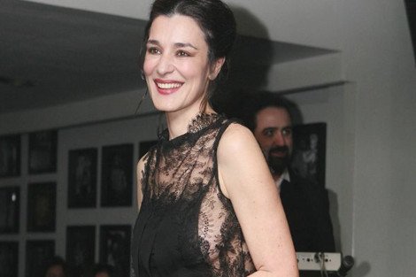 Η Μαρία Ναυπλιώτου κάνει την ανατροπή - Βάζει σιθρού φόρεμα και πιάνει το μικρόφωνο [εικόνες] | iefimerida.gr 1