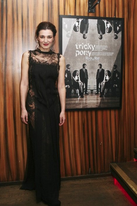 Η Μαρία Ναυπλιώτου κάνει την ανατροπή - Βάζει σιθρού φόρεμα και πιάνει το μικρόφωνο [εικόνες] | iefimerida.gr 2