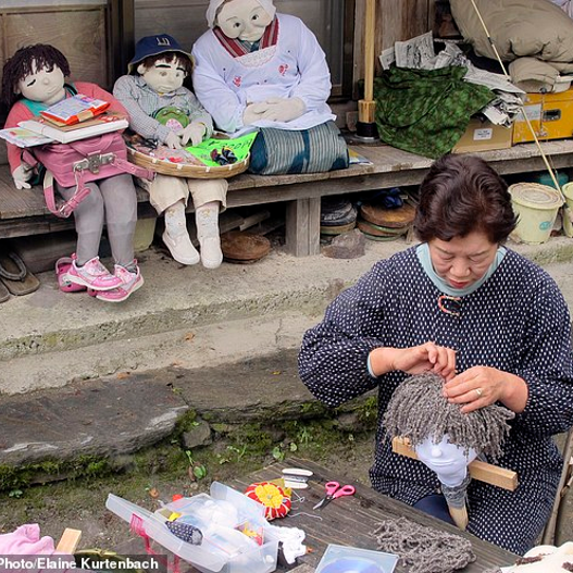Η ανατριχιαστική πόλη με τις κούκλες στην Ιαπωνία: Αντικαθιστούν τους ανθρώπους που πεθαίνουν [βίντεο] | iefimerida.gr 2