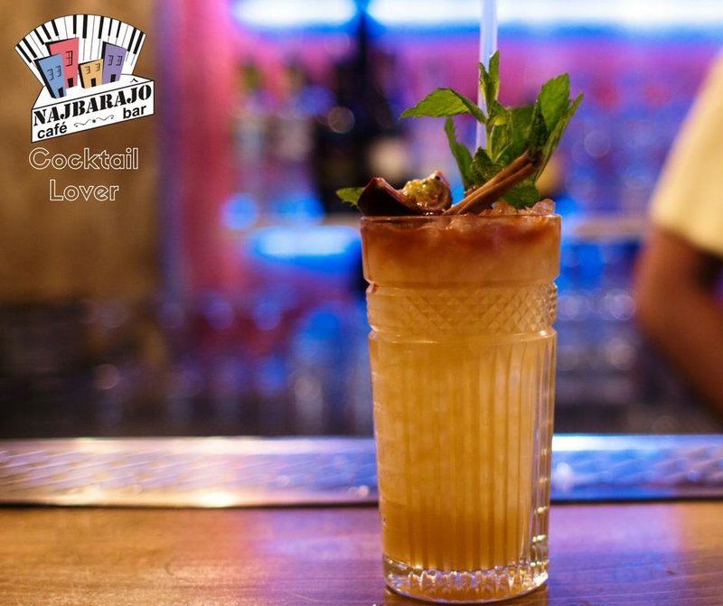 Πέρα από την τέλεια διακόσμηση θα βρεις και happy hour καθημερινά από τις 6 μέχρι τις 9 με τα κοκτέιλ στα 6€.