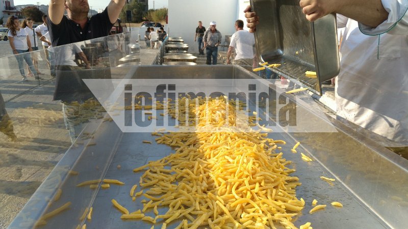 Η Νάξος μπήκε στο Γκίνες! Τηγάνισαν 554 κιλά πατάτες [εικόνες] | iefimerida.gr 2