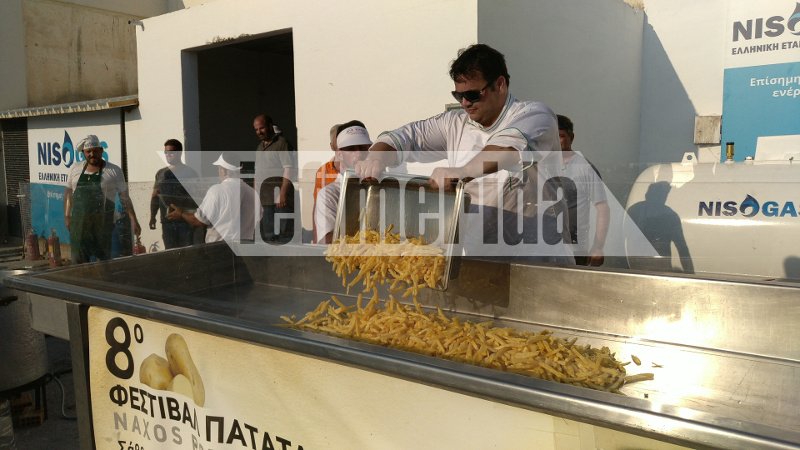 Η Νάξος μπήκε στο Γκίνες! Τηγάνισαν 554 κιλά πατάτες [εικόνες] | iefimerida.gr 4