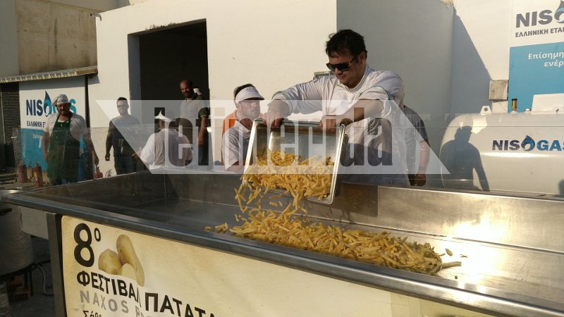 Η Νάξος μπήκε στο Γκίνες! Τηγάνισαν 554 κιλά πατάτες [εικόνες] | iefimerida.gr 5