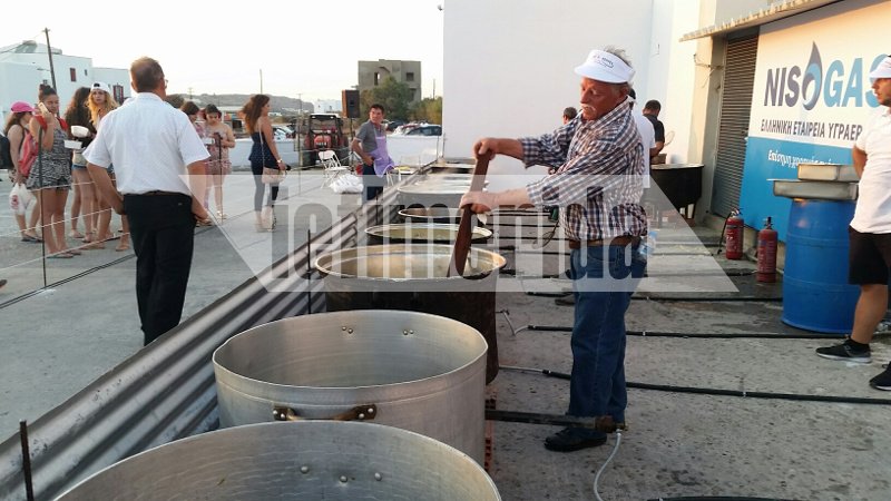 Η Νάξος μπήκε στο Γκίνες! Τηγάνισαν 554 κιλά πατάτες [εικόνες] | iefimerida.gr 7