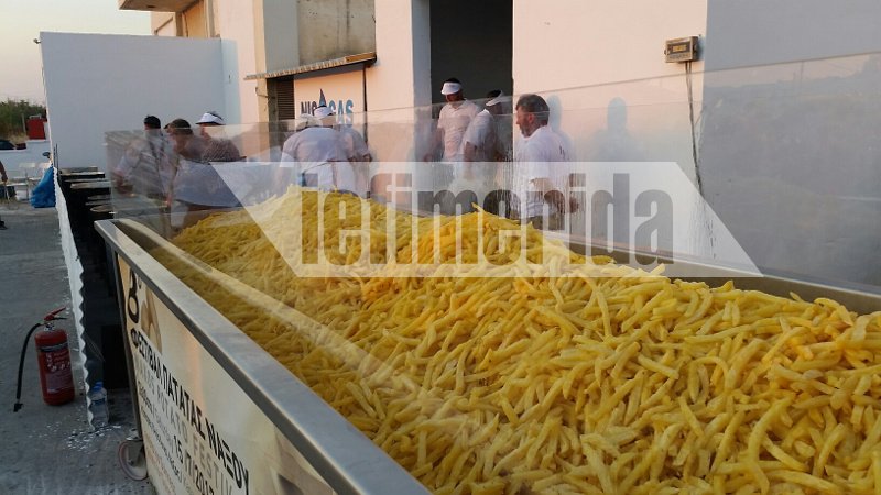 Η Νάξος μπήκε στο Γκίνες! Τηγάνισαν 554 κιλά πατάτες [εικόνες] | iefimerida.gr 8